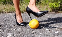 bef24 Grapefruit under Scarletts high heels (mp4-FHD)