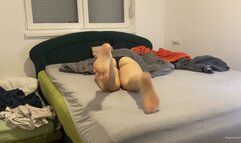 CHLOE STUCK UNDER BLANKET - MOV HD