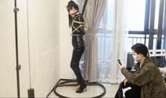 xy89-The queen in leather clothes was tied up and hung up by her boyfriend and took off her shoes