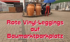 Red vinyl leggings in DIY store car park - Rote Vinyl-Leggings auf Baumarktparkplatz