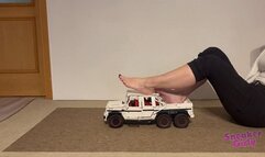 Sneaker-Girl Akira - Big 6x6 Toy Truck Crush