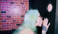 ElizabethHunny Loves Gloryholes