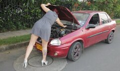 Difficulties to turn on the car and a lot of pedal pumping with high heels (4)