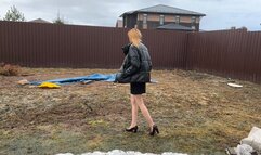 girl in new retro high-heeled shoes walked through the mud and accidentally got her shoes stuck in the mud (Re-realize)